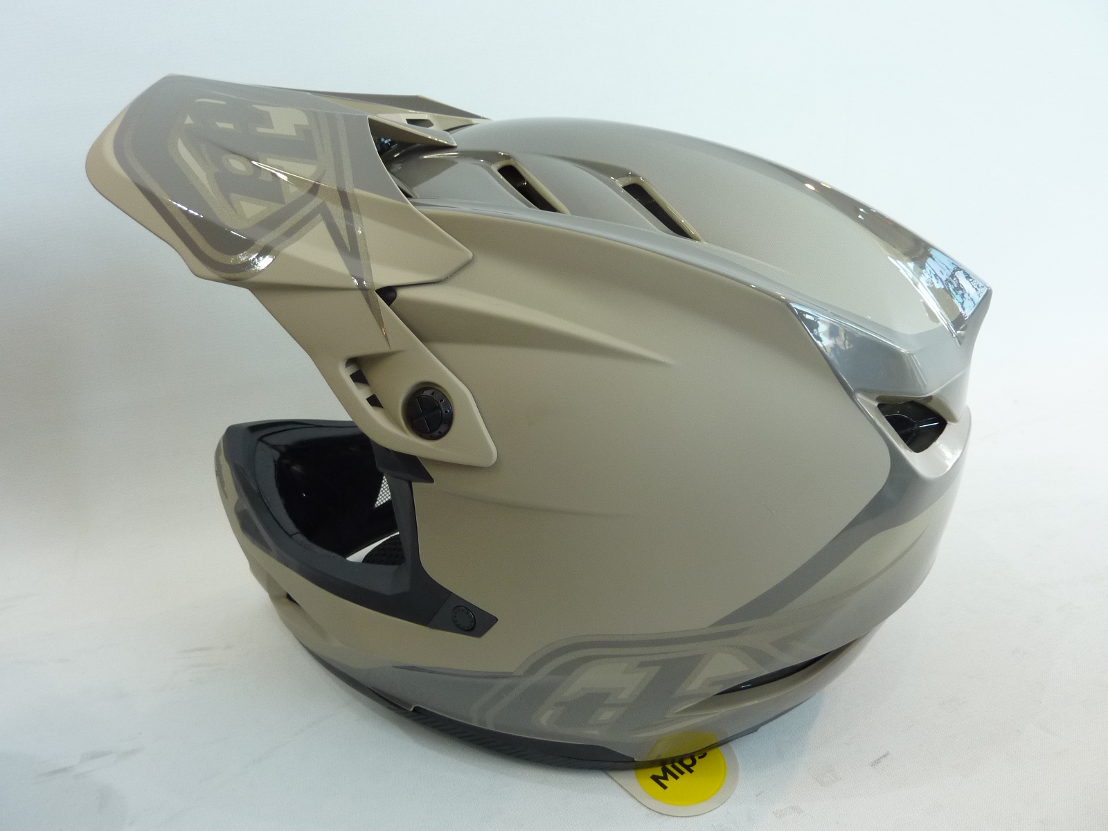 D4 POLYACRYLITE MIPS HELMET 補足画像