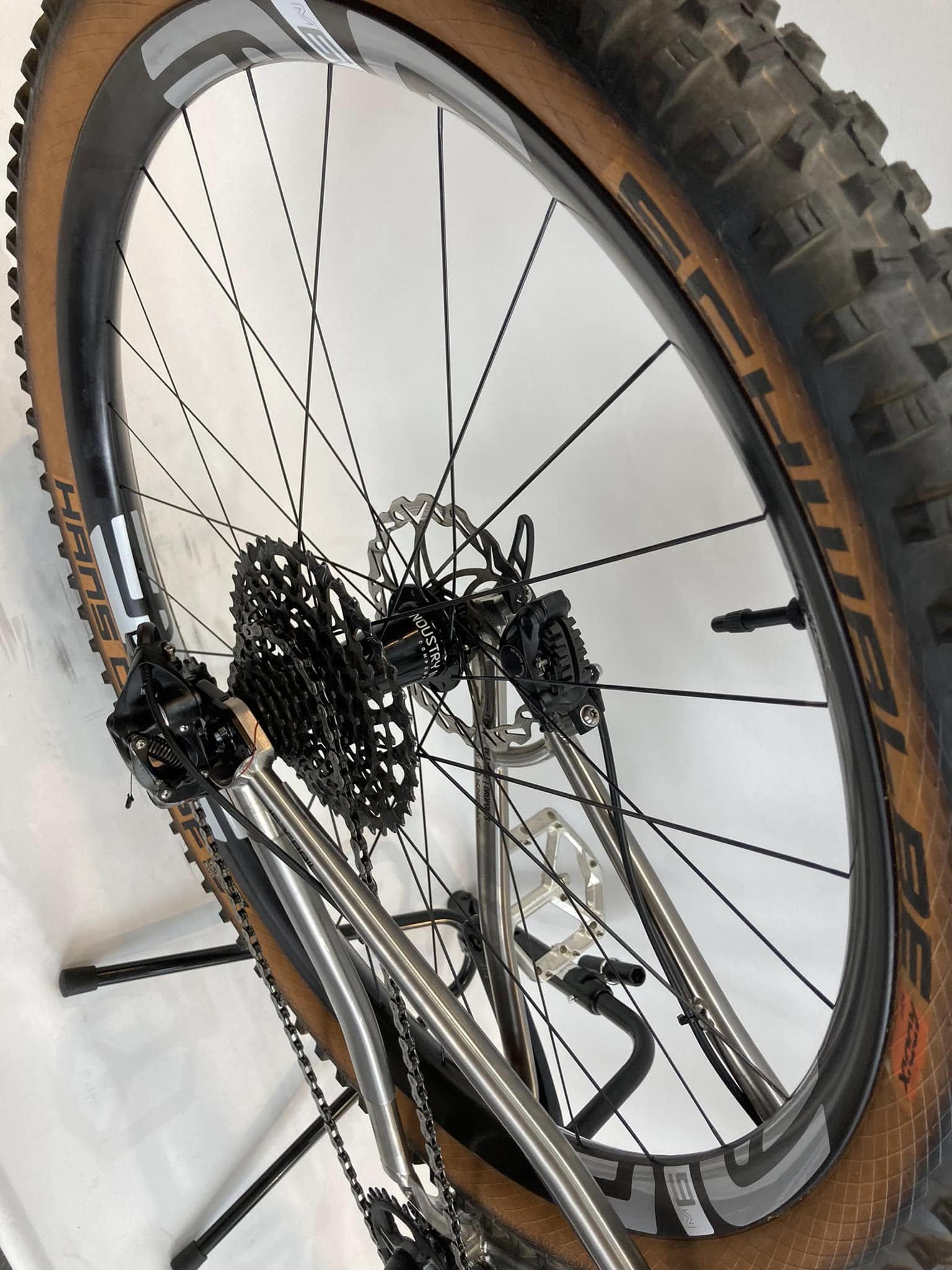K.BさんのSURLY KARATE MONKEY custom bike　シルバー 補足画像